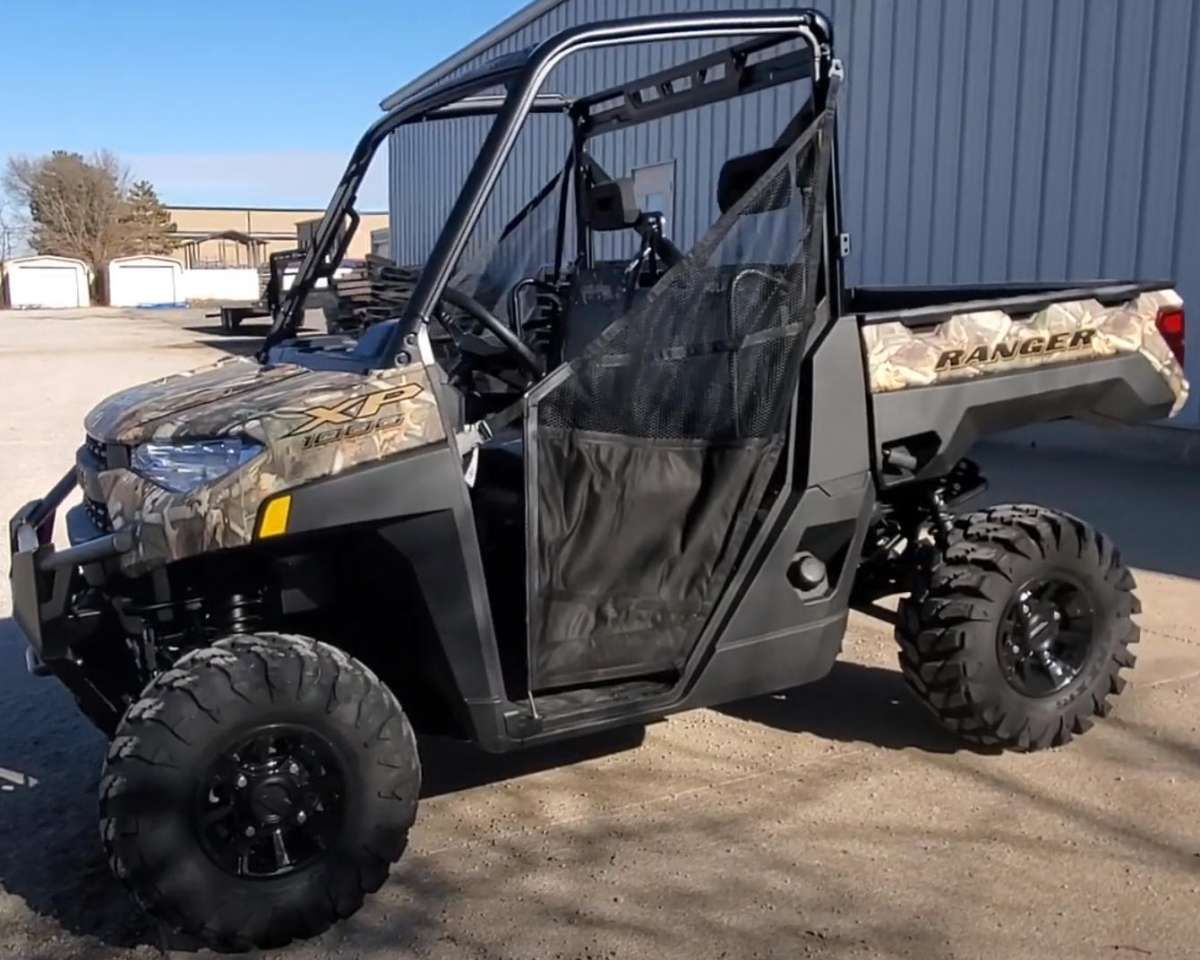 Ranger Polaris 1000 Xp ADC kontrola zjazdu wersja dla trzech osób siatki boczne ochronne paka załadunkowa uchylna kolor zielony przedni zderzak metalowy felgi stalowe zagłówki foteli pasy bezpieczeństwa kierownica samochodowa napęd 2x4 4x4 Turf rozpiecie tylnej osi