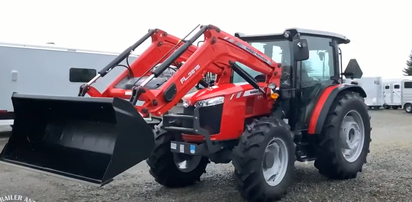 Ładowacz czołowy Massey Ferguson na łące