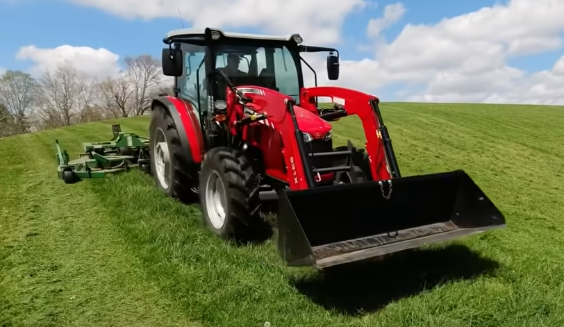 ciągnik rolniczy i ładowacz czołowy Massey Ferguson z krokodylem