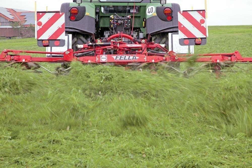 Przetrząsacze zawieszane Fella TH w trakcie pracy