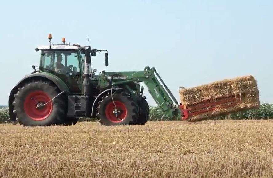 Ładowacz czołowy Fendt CargoProfi praca w polu