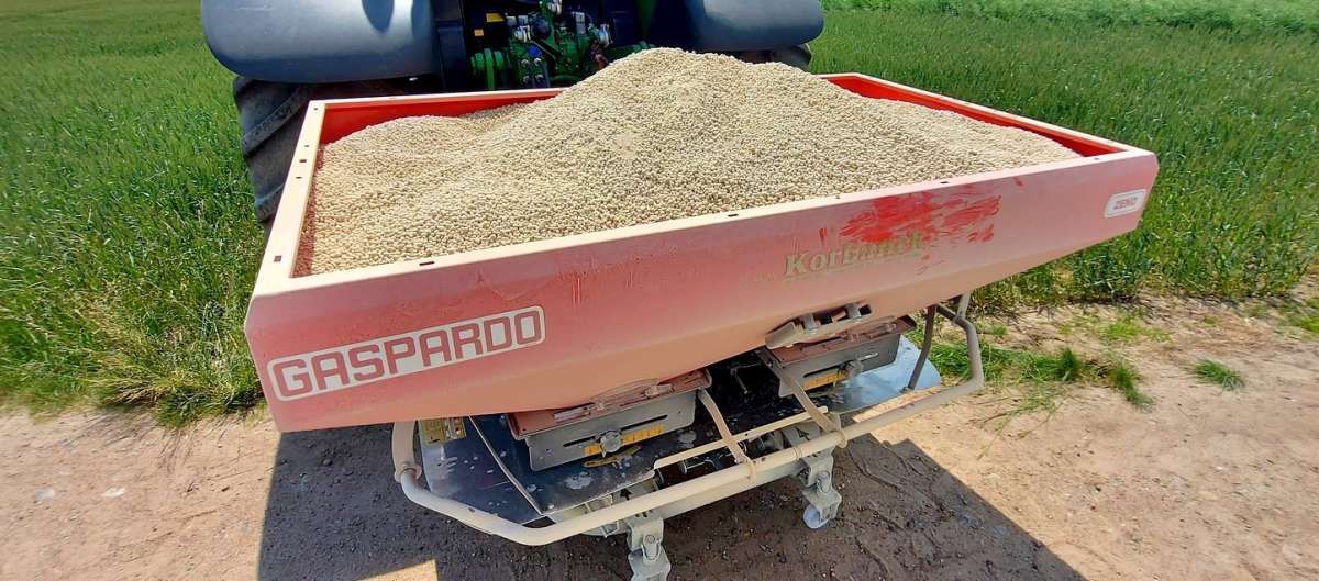 Rozsiewacz ZENO napełniony wapnem granulowanym 2 workami big-bag