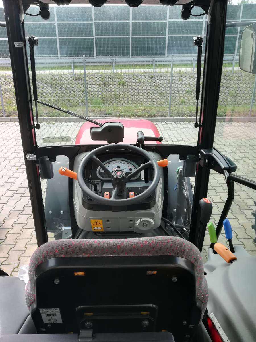 Massey Ferguson seria 3600 wnętrze kabiny