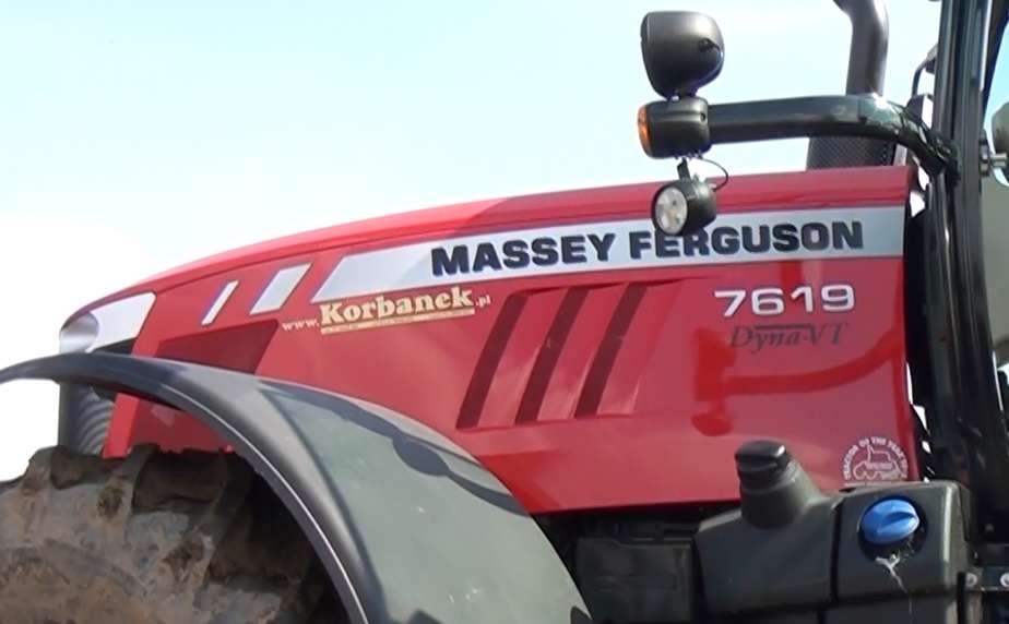 ciągnik rolniczy Massey Ferguson serii 7600 z przekładnią DYNA VT z kosiarkami Fella podczas pracy