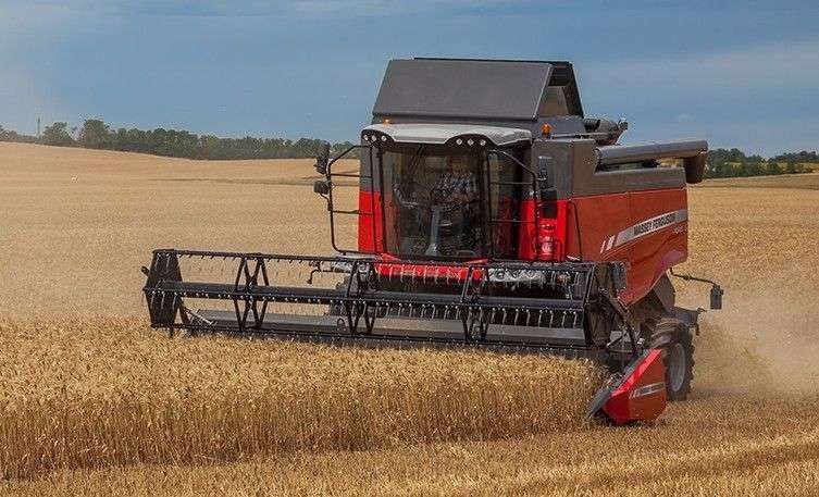 Kombajn Massey Ferguson ACTIVA S podczas pracy w polu