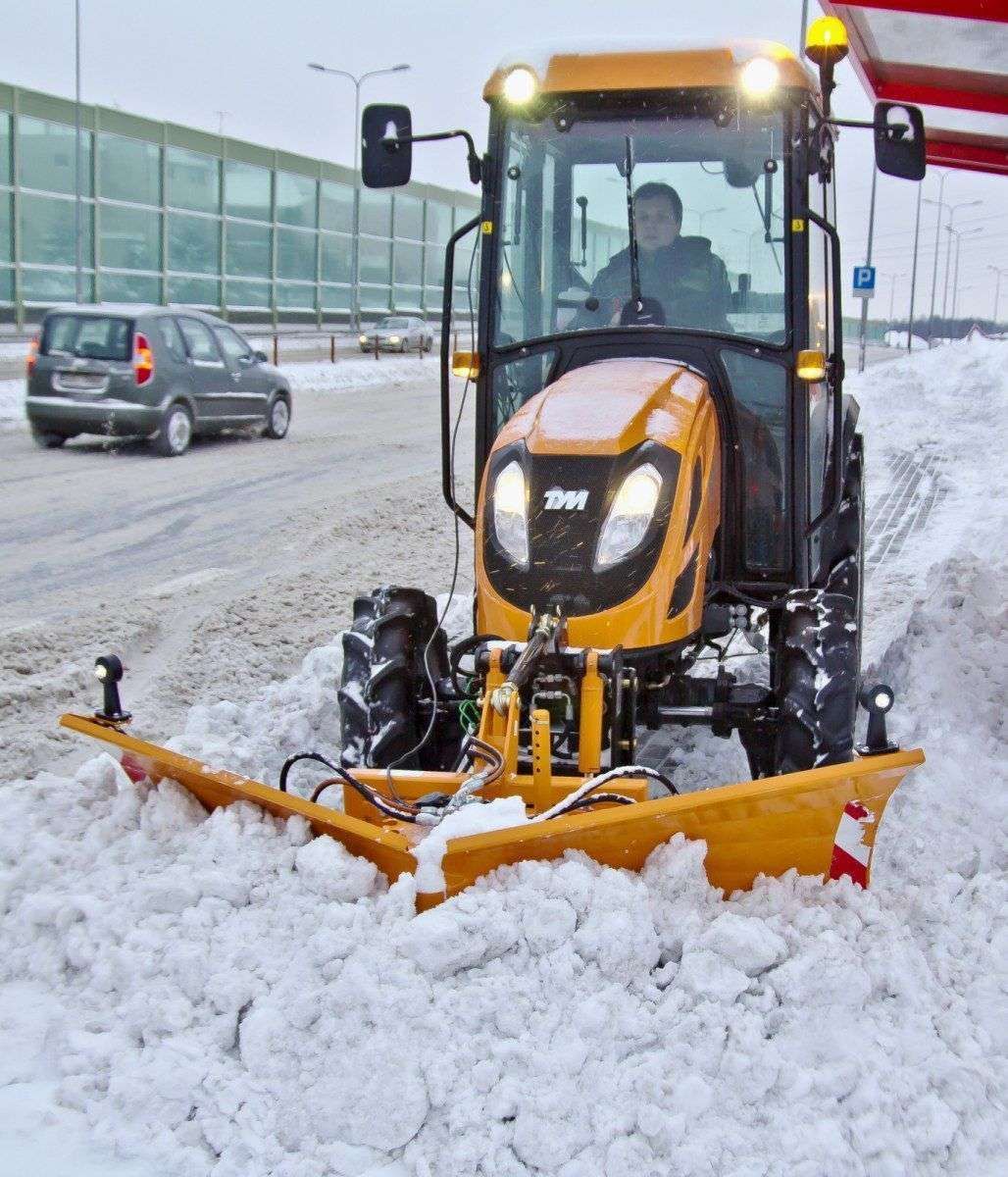 Lekki spychacz do śniegu, pług do odśnieżania CITY firmy SAMASZ przeznaczony dla małych ciągników rolniczych