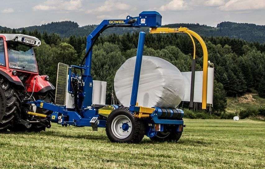 Owijarka do bel okrągłych Goweil G5012 podczas pracy Owijarkki do bel okrągłych i kadratowych na korbanek.pl