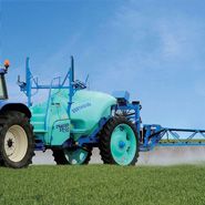 Opryskiwacz zaczepiany Berthoud Tracker z belką rozkładanej hydraulicznie podczas oprysku