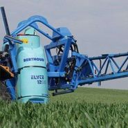 Opryskiwacz zawieszany Berthoud Elyte o pojemności 1200 litrów i belce rozkładanej hydraulicznie