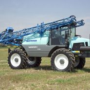 Opryskiwacz Berthoud Raptor na polu, belka opryskiwacza  jest złożona do transportu