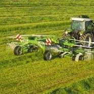 Zgrabiarki 2-karuzelowe do trawy i siana Z2 produkowana przez Samasz pracuje ma łące Korbanek.pl