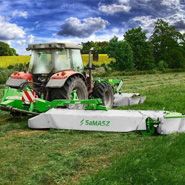 Kosiarka dyskowa Samasz seria XT 390 kosi trawę na łące