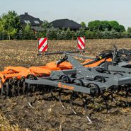 Kultywator podorywkowy uniwersalny dłutowy KUN-SUPER firmy Mandam na polu 