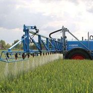 Opryskiwacz zaczepiany rolniczy firmy Lemken typ Primus wykonuje oprysk w zbożu Korbanek.pl