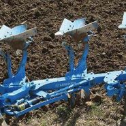 Niebieski pług zawieszany obrotowy Lemken typ Euroopal 7 podczas orki ścierniska Korbanek.pl