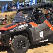 Polaris General XP 1000 Deluxe EPS ABS napęd 4x4 2x4 Turf rozpięcie tylnej osi EPS wspomaganie kierownicy dach plastikowy paka załadunkowa z wywrotem wyciągarka 3500 LB linka stalowa pasy bezpieczeństwa klasyczna kierownica samochodowa Bagi Korbanek.pl