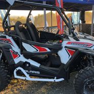 RZR Polaris XP 1000 EPS quad kolor czarny atv zawieszenie nadwozia Walker Ewans klatka ochronna pasy bezpieczeństwa felgi aluminiowe kierownica samochodowa wersja dla dwóch osób oświetlenie ledowe drzwi boczne kolor czarny nadwozia Koebanek.pl