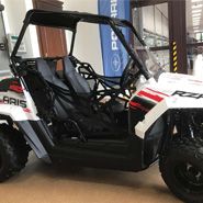 RZR 570 Polaris kolor biały felgi stalowe pojazd bagi klatka ochronna pojazd dla dwóch osób kierownica samochodowa napęd 2x4 4x4 siatki boczne Korbanek.pl