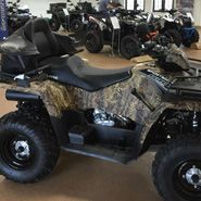 Sportsman Polaris 570 EPS Touring wspomaganie kierownicy kolor camo dodatkowe oparcie wersja dla dwóch osób felgi stalowe lusterka boczne napęd 4x4 2x4 Korbanek.pl