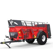 Czerwony rozrzutnik obornika N276 o ładowności 8 ton typ Falcon wyprodukowany przez Metal-Fach Sokółka