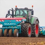 Zbiornik czołowy siewnika SULKY XEOS TF zawieszony z przodu na ciągniku Fendt