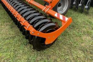 Wał tylny doprawiający dyskowy o średnicy 600 mm w agregatach MANDAM