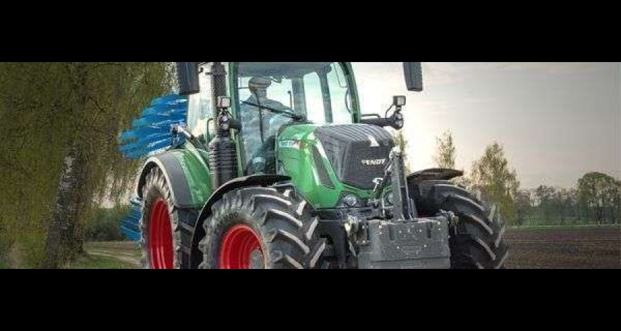 Fendt 300 Vario S4 w polu na tle zielonych drzew