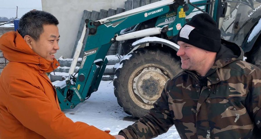 Edi Farmer wita się z Chińczykiem
