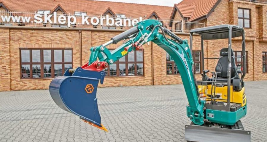 Minikoparka Lovol od firmy Korbanek z osprzętem.