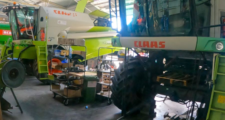 Dwa kombajny Tucano sprzedane przez Dom Handlowy Henryki i Pawła Korbanek