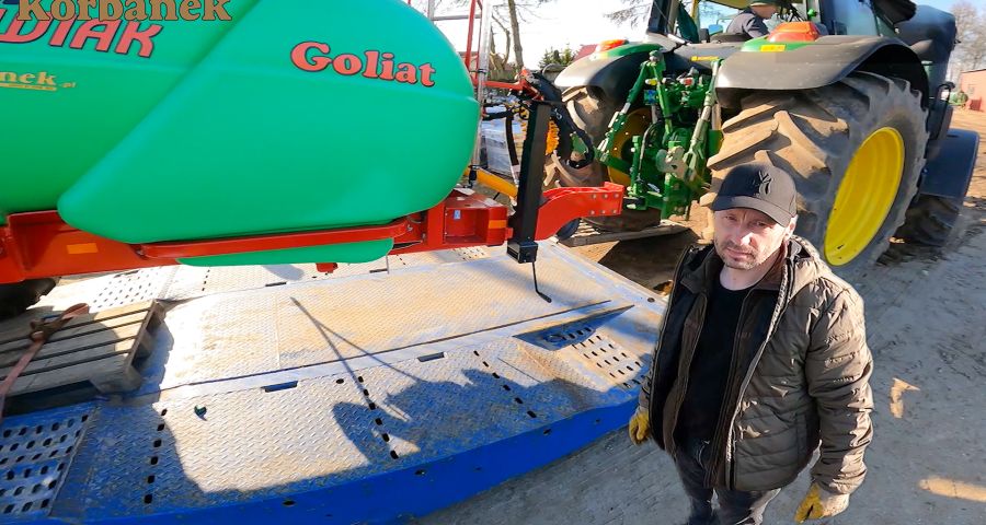 Pan Arkadiusz posiada na swoim gospodarstwie ciągniki John Deere - teraz zakupił opryskiwacz Krukowiak od Korbanek