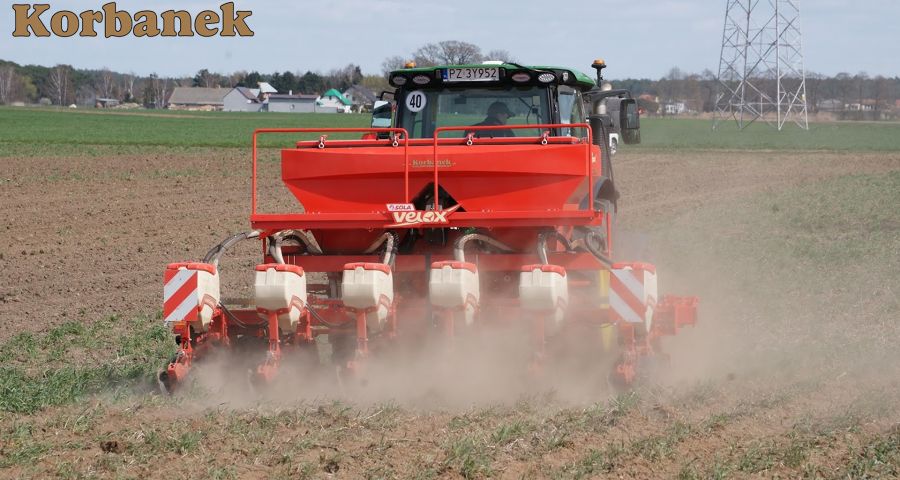 Pokaz siewu kukurydzy siewnikiem hiszpańskiej marki Sola Velox 6-rzędowym do Korbanek