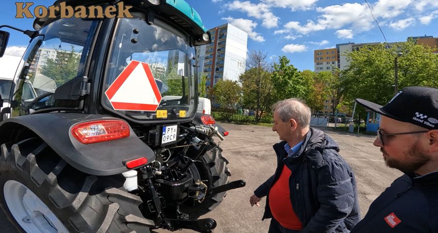 Pan Grzegorz prowadzi firmę komunalną w centrum Poznania - zdecydował sie na zakup ciagnika Arbos 3065 z 7-letnią gwarancją