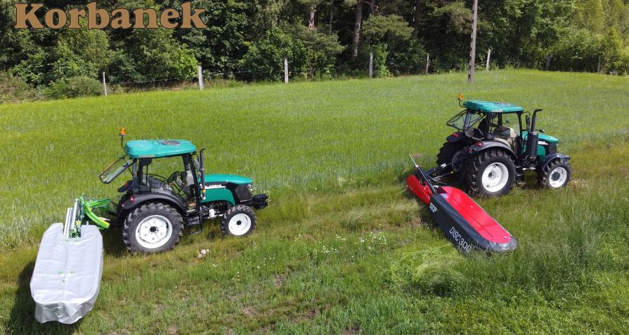 Dwa ciągniki Arbos z kosiarkami SIP i Talex podczas sianokosów