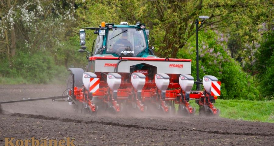 Ciągnik Arbos z podpiętym siewnikiem Sola Prosem, który możesz kupić korzystając z dotacji 200 000 zł na inwestycje przyczyniające się do ochrony środowiska i klimatu
