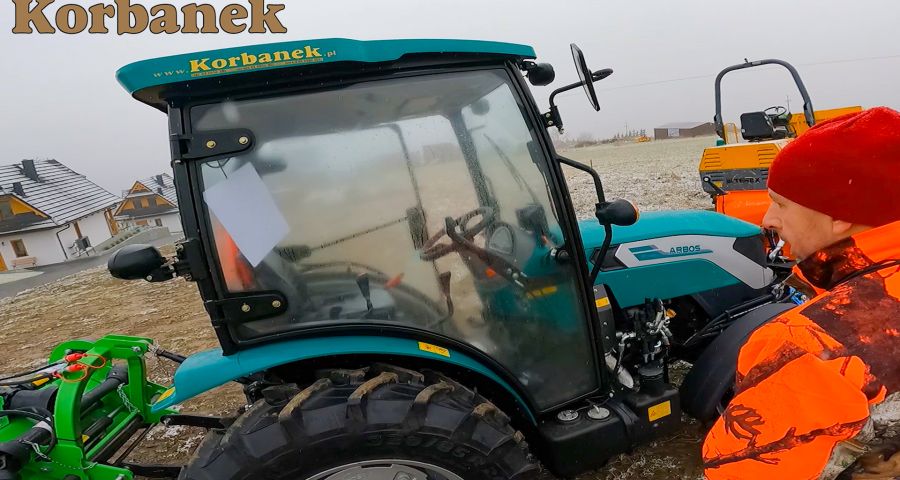 Ciagnik Arbos 2040 w zestawie komunalnym od Korbanek został zakupiony do górskiej osady nad jeziorem czorsztyńskim