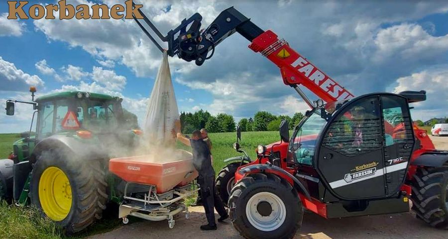 Rozsiewacz Maschio podpięty do ciągnika John Deere na testach u klienta firmy Korbanek