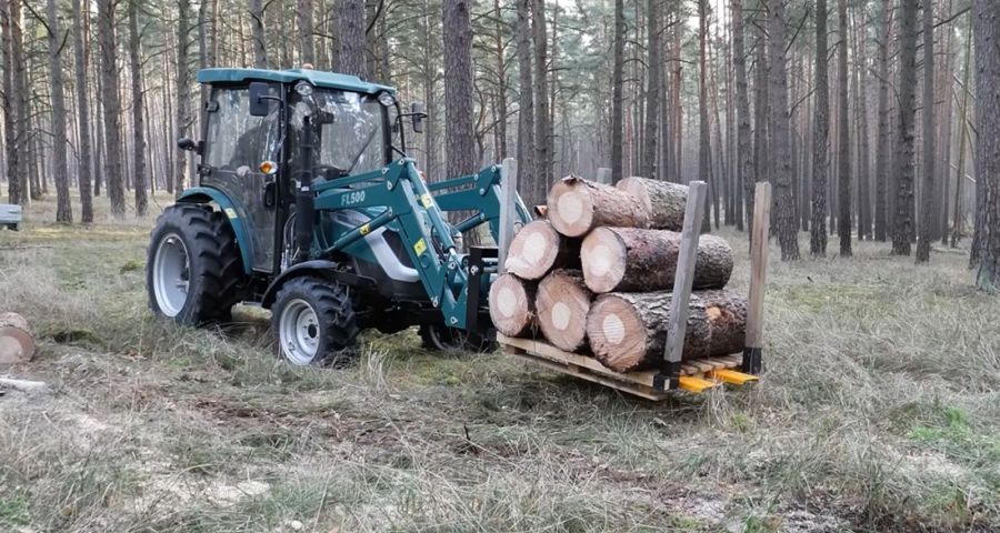 Ciągnik Arbos z ładowaczem czołowym w lesie 