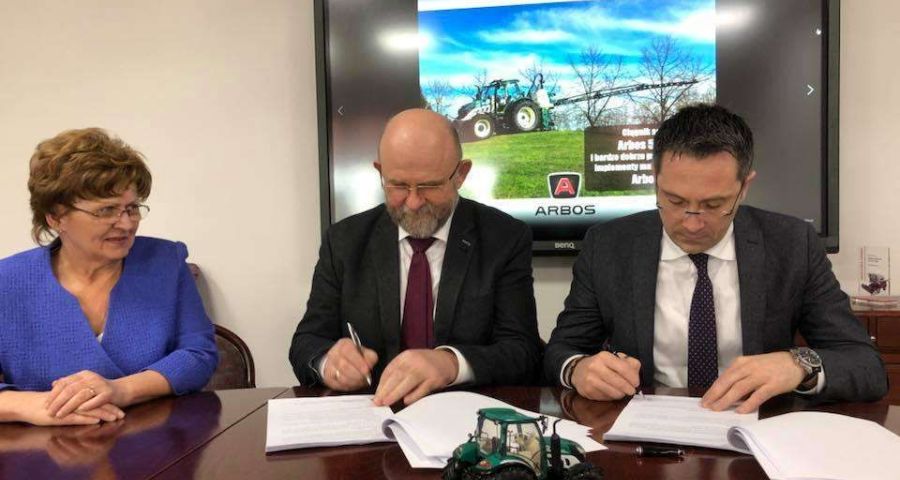 Podpisywanie umowy wspolpracy miedzy spolka Korbanek a Arbos