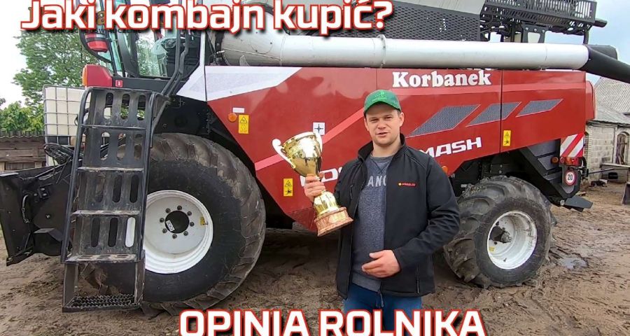 Zdjęcie na tle kombajnu rolnika wyrażającego opinię o Rostselmash Nova 330