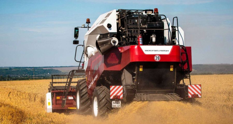 Kombajn zbożowy Rostselmash Nova 330 podczas żniw widok z tyło od Korbanek