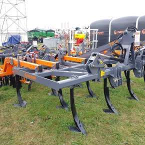 Widok z boku agregatu dłutowego gruber TOP 4,0 H firmy MANDAM na targach AGRO-SHOW Bednary