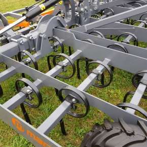 Widok z góry zębów roboczych stosowanych w kultywatorze BEST 4,0 H firmy MANDAM na targach AGRO-SHOW Bednary www.korbanek.pl