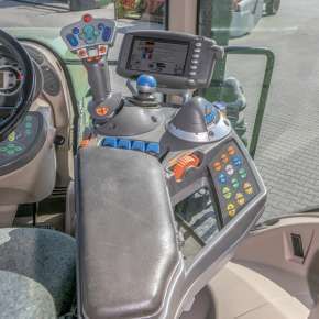 Podłokietnik i wielofunkcyjny joystick w Fendt 900 Vario S4