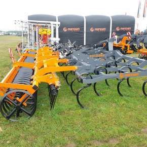 Widok z boku pomarańczowo-szarego kultywatora KUN SUPER firmy MANDAM na targach AGRO-SHOW Bednary www.korbanek.pl