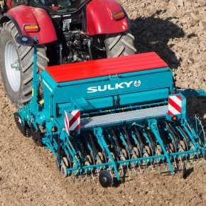Siewnik zbożowy mechaniczny Sulky Tramline CX w pracy sieje