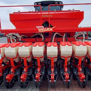 Siewnik punktowy SOLA VELOX 8-rzędowy z ciągnikiem John Deere od tyłu