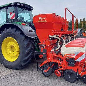 Siewnik punktowy SOLA VELOX 8-rzędowy z ciągnikiem John Deere od boku