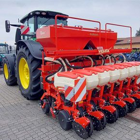 Siewnik punktowy SOLA VELOX 8-rzędowy z ciągnikiem John Deere w firmie Korbanek sp. z o.o.