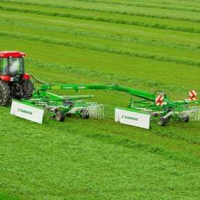 Czerwony traktor rolniczy ze zgrabiarką 2-wirnikową DUO 680 firmy Samasz zgrabia trawę na dwa pokosy www.korbanek.pl 